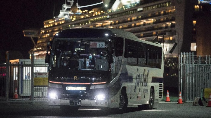 Penumpang Kapal Pesiar Diamond Princess Tinggalkan Jepang Proses karantina penumpang pesiar Diamond Princess di Jepang telah berakhir Rabu (19/2) lalu. Sejumlah penumpang yang negatif corona mulai tinggalkan Jepang.