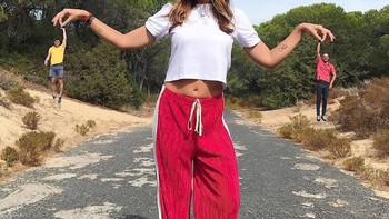 Menjinjing teman kurcaci. Foto: Instagram @umtiago via Bored Panda