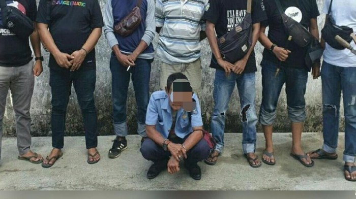 Polisi ciduk Kepala Unit PDAM di Bone yang diduga gelapkan setoran pelanggan. (Foto: Hermawan/detikcom)