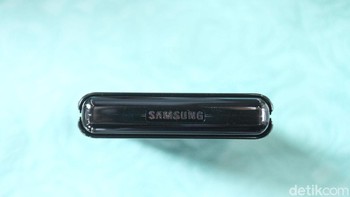 Galaxy Z Flip punya baterai 3.300 mAh dengan pengisian cepat 15W. Foto: Rifkianto Nugroho