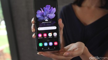 Berbeda dari Galaxy Fold, ponsel ini mengusung desain clamshell. Ketika dilipat, dimensinya 87.4 x 73.6 x 17.3 mm. Foto: Rifkianto Nugroho