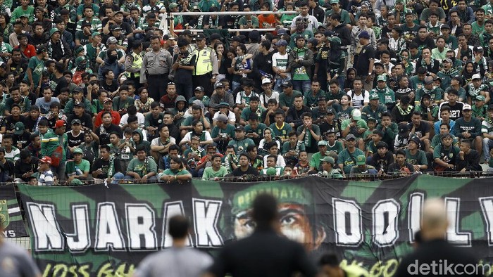 Bonek berdatangan ke Stadion Gelora Delta Sidoarjo untuk menonton langsung laga Final Piala Gubernur Jatim. Mereka datang dengan membawa atribut Persebaya.