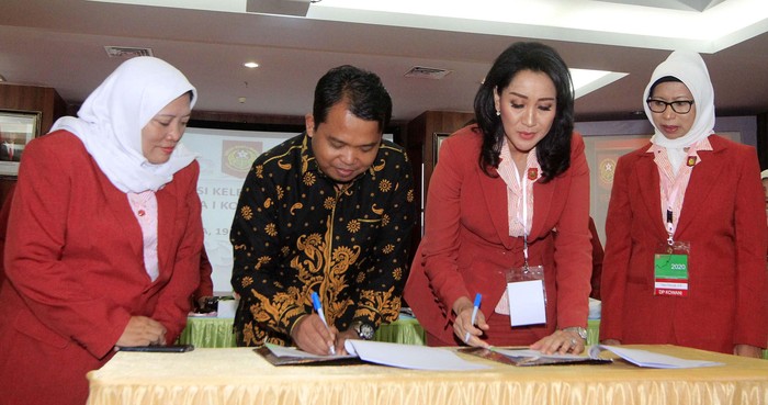 RAKER KOWANI I 2020

Ketua Umum Kongres Wanita Indonesia (Kowani) (tengah)  mou dengan Ketua Komisi Perlindungan Anak Indonesia (KPAI) Susanto (kiri) didampingi Sekjen Kowani Titien Pamudji (kanan) saat penandatangan MoU antara Kowani dengan KPAI dalam acara Orientasi Kelembagaan dan Rapat Kerja I Kowani 2020 di Kementerian Pemberdayaan Perempuan dan Perlindungan Anak, Jakarta, Rabu (19/2). MoU strategis dalam rangka untuk memberikan perlindungan masif pada anak dalam bahaya narkoba dan stunting atau bullying. FOTO : DWI PAMBUDO/RAKYAT MERDEKA