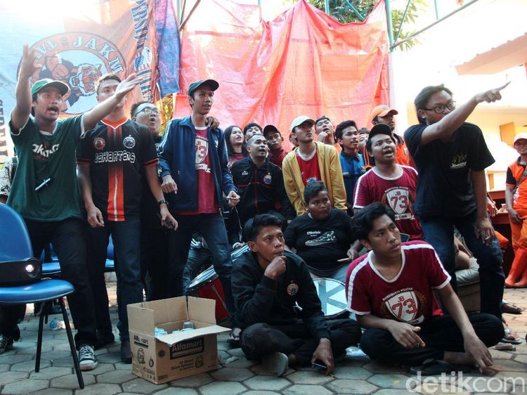 Tak Boleh ke Sidoarjo, Jakmania Nobar di Kantor Kelurahan
