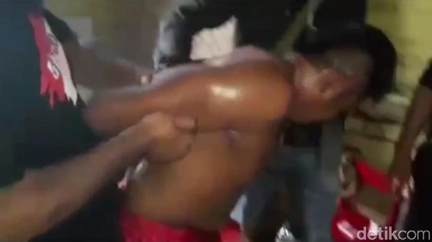 Polisi Tangkap Pengedar Narkoba di Muna Sultra, Senjata Tajam-Sabu Disita