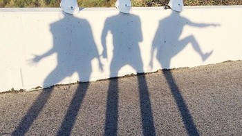 Bayang-bayang berkaki panjang. Foto: Instagram @umtiago via Bored Panda