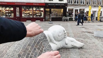 Seperti sedang menyelimuti. Foto: Instagram @umtiago via Bored Panda