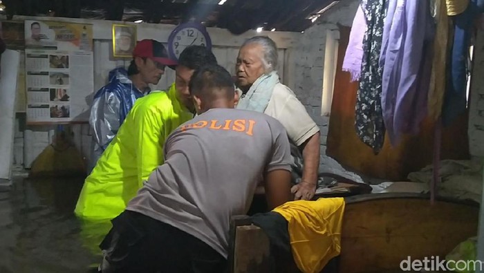 evakuasi nanek 90 tahun dari genangan banjir di pekalongan, 20/2/2020