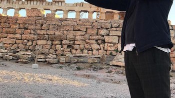 Meneropong dari kejauhan. Foto: Instagram @umtiago via Bored Panda