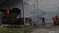 Kebakaran yang melanda salah satu pergudangan itu belum diketahui penyebabnya.
