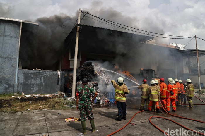 Pemadam Kebakaran Padamkan Api di Kawasan Cakung Kebakaran terjadi di kawasan Pergudangan Sentral Cakung, Cilincing, Jakut. Petugas damkar bahu membahu memadamkan api di area tersebut.