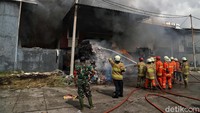 Sejumlah petugas pemadam kebakaran berusaha memadamkan api di kawasan Pergudangan Sentral Cakung, Jakarta, Kamis (20/2/2020).