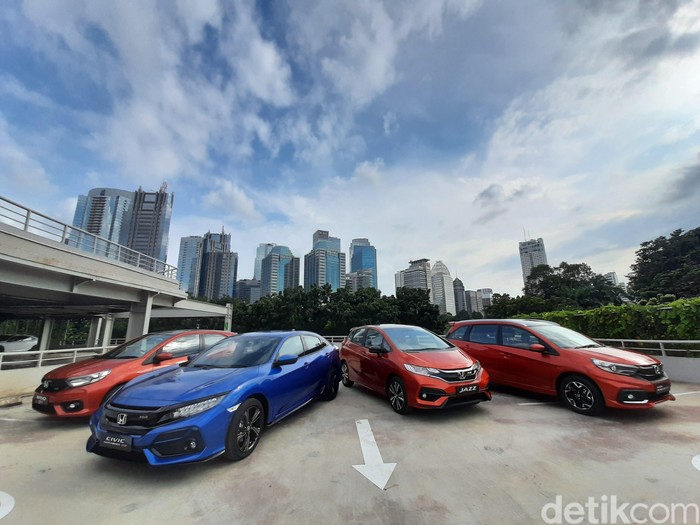 Jajaran Mobil Honda dengan emblem RS