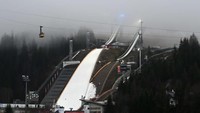 Langkah pengambilan salju itu untuk memastikan resor ski tetap beroperasi dalam masa liburan sekolah yang akan datang. Suhu di sana di atas 10 derajat celcius, terlalu hangat untuk membuat salju secara buatan (Foto: CNN)