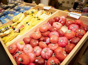 Toko Ini Pamerkan Makanan Berbahan Kantong Plastik, untuk Apa?