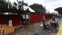 Terlihat ada 3 blok tenda di mana secara keseluruhan memiliki diameter 500 meter persegi.