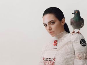Seniman yang Makan Pisang Rp 1,68 M Ubah Kendall Jenner Jadi Mirip Hantu