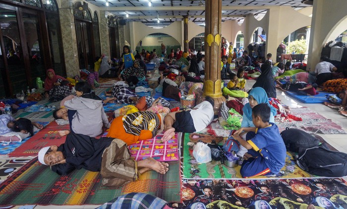 Banjir yang merendam sejumlah wilayah di Pekalongan, Jateng. Akibatnya Warga yang terdampak banjir mengungsi ke sejumlah tempat, salah satunya masjid.