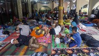 Warga terdampak banjir mengungsi di Masjid Al Karomah, Pekalongan, Jawa Tengah, Kamis (20/2/2020).