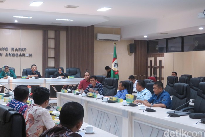 Rapat DPRD Kota Makassar soal hiburan malam menjadi ribut. (Noval DA/detikcom)