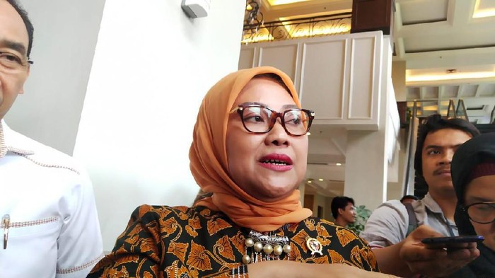 Massa buruh menggelar aksi unjuk rasa di depan Istana Negara, Jakarta. Aksi itu digelar unutk menolak Omnibus Law RUU Cipta Lapangan Kerja (Cilaka).