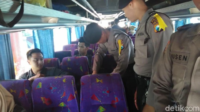 Polisi Periksa Penumpang Bus Arah Surabaya Jelang Final Piala Gubernur Jatim