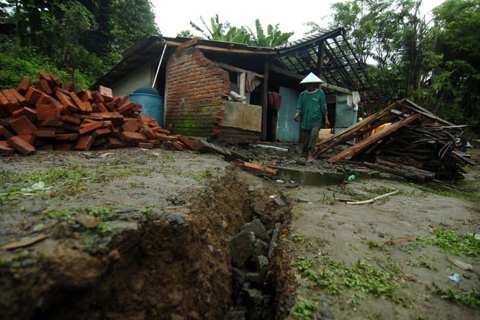 Tanah bergerak yang terjadi di Kabupaten Tegal membuat sejumlah rusak. Akibatnya warga pun terpaksa mengungsi ke tempat yang lebih aman.