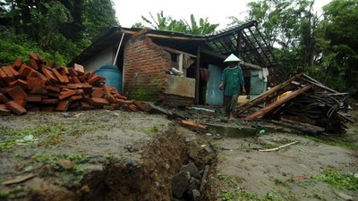 Penampakan Rumah Rusak Akibat Tanah Bergerak di Tegal