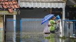 Pekalongan Terendam Banjir, Warga Mengungsi ke Masjid