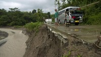 Selain rumah rusak akibat tanah bergerak, warga juga menunjukkan bahu jalan yang longsor di Desa Padasari, Kabupaten Tegal, Jawa Tengah, Kamis (20/2/2020).