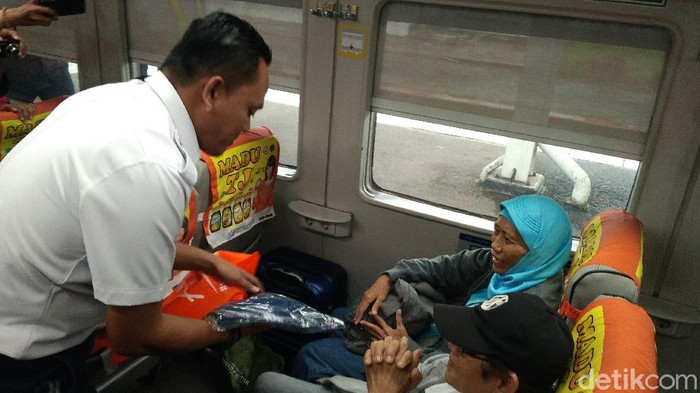 Tanggal cantik, PT KAI Daop 3 Cirebon beri hadiah spesial ke penumpang