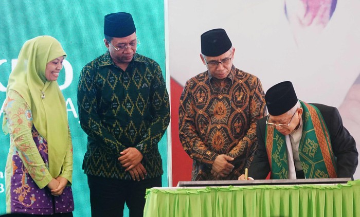 Wakil Presiden Ma'ruf Amin meresmikan Bank Wakaf Mikro (BWM) Ahmad Taqiuddin Mansur (ATQIA) di Pondok Pesantren NU Al-Manshuriyah Ta'limusshibyan, NTB, Kamis (20/2/2020).
