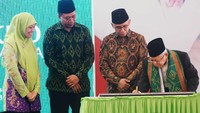 Wakil Presiden Maruf Amin disaksikan Ketua Dewan Komisioner OJK Wimboh Santoso dan Gubernur NTB Zulkieflimansyah menandatangani prasasti peresmian Bank Wakaf Mikro Ahmad Taqiuddin Mansur (ATQIA). Istimewa/Dok Wapres.