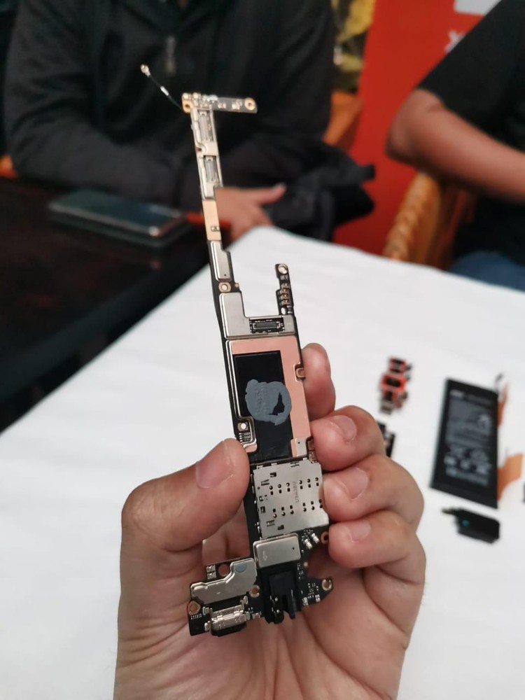Bongkar Abis Jeroan Mi Note 10, Smartphone dengan Kamera 108 MP Bongkar Abis Jeroan Mi Note 10, Smartphone dengan Kamera 108 MP