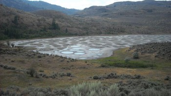 Danau Khiluk, Kanada, memiliki rupa berbintik tiap musim panas dan kerap digunakan untuk metode pengobatan tradisional. Foto: Wikimedia.org