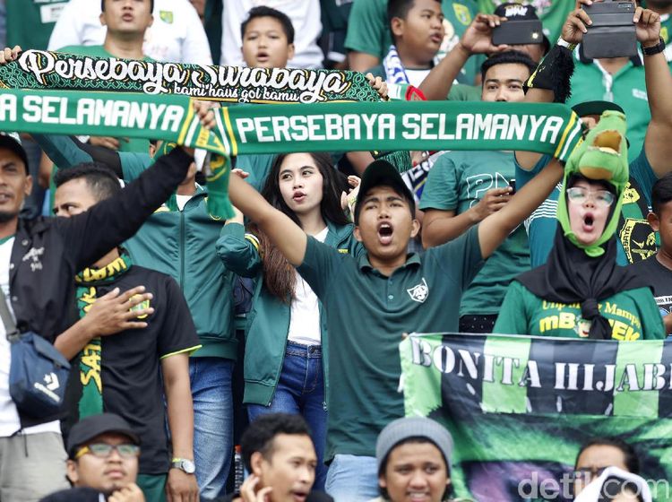 Ragam Aksi Bonek Demi Bajul Ijo