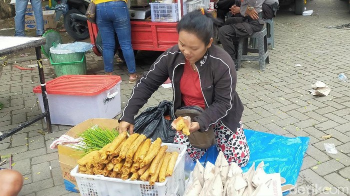 Final Piala Gubernur Jatim antara Persebaya vs Persija di Gelora Delta Sidoarjo membawa berkah bagi para pedagang di sekitar stadion. Salah satunya pedagang lumpia goreng.