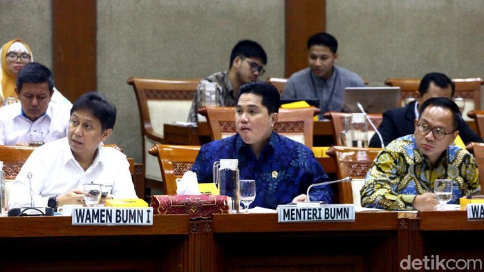 Menteri BUMN Erick Thohir hadir dalam rapat kerja bersama Komisi VI DPR RI. Ada berbagai hal yang dibahas oleh Erick bersama DPR dalam rapat itu. Apa saja?