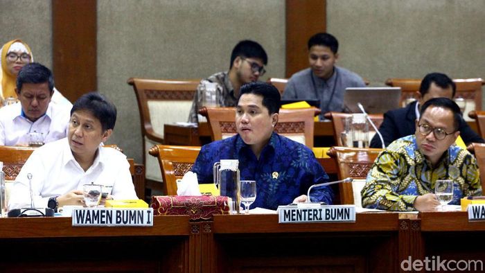 Erick Thohir Rapat Bareng DPR Menteri BUMN Erick Thohir hadir dalam rapat kerja bersama Komisi VI DPR RI. Ada berbagai hal yang dibahas oleh Erick bersama DPR dalam rapat itu. Apa saja?