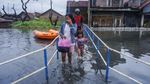Pekalongan Terendam Banjir, Warga Mengungsi ke Masjid