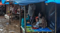Untuk memenuhi keperluan sehari-hari warga korban bencana masih membutuhkan suplai bantuan dari para donatur seperti sembako, popok bayi, air bersih, juga susu karena belum mendapatkan pekerjaan akibat sawah dan kebun mereka tertimbun material longsor.