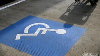 Di area parkir khusus penyintas disabilitas itu dilengkapi lambang disabilitas sebagai penanda.