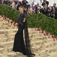 Bella Hadid tak sekali harus tersiksa karena busana Met Gala. Tapi kali ini karena aksesori yang melengkapi penampilannya. Hair stylist Jen Atkin menjahitkan ekor seberat 5 kg pada rambut yang rasanya seperti ditarik. Foto: Getty Images