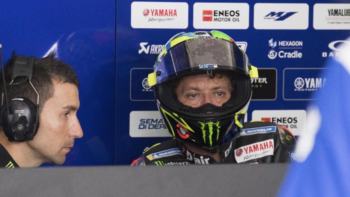 KUALA LUMPUR, MALAYSIA - FEBRUARY 09:  Valentino Rossi of Italy and Monster Energy Yamaha MotoGP Team speaks with mechanics in box during the MotoGP Pre-Season Tests at Sepang Circuit on February 09, 2020 in Kuala Lumpur, Malaysia.  (Photo by Mirco Lazzari gp/Getty Images)