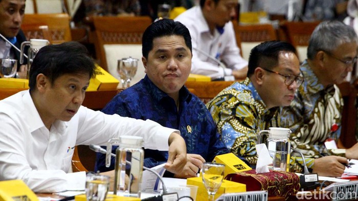 Menteri BUMN Erick Thohir hadir dalam rapat kerja bersama Komisi VI DPR RI. Ada berbagai hal yang dibahas oleh Erick bersama DPR dalam rapat itu. Apa saja?