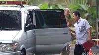 Ia diperiksa terkait kasusnya yakni dugaan suap kepada Bupati Bengkalis untuk memperoleh proyek pembangunan ruas jalan Batu Panjang-Pangkalan Nyirih, Bengkalis.