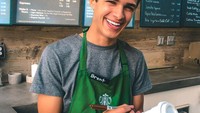 Tak perlu tempat yang mewah untuknya liburan. Dengan refreshing di taman, sudah menjadi hal yang saru bagi Brent. Tentunya ditemani dengan keranjang buah-buahan dan roti sourdough juga. Foto : Instagram @brentrivera
