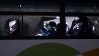 Proses karantina itu dilakukan guna mencegah meluasnya penyebaran virus corona. Tes kesehatan pun telah dilakukan. Sejumlah penumpang yang dinyatakan negatif virus corona diizinkan untuk turun dari kapal pesiar dan meninggalkan Jepang. AP Photo/Jae C. Hong.