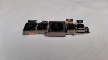 Nah ini dia yang dibanggakan oleh Mi Note Pro 10, Penta Camera dengan kamera utama 108 MP yang dilapisi 8 lapisan lensa. Xiaomi juga menggemborkan sensor yang cukup besar pada kamera guna menghindari foto yang shaking. Foto: detikINET/Aisyah Kamaliah