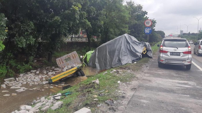 Evakuasi Truk Terperosok di Tol Tomang Selesai, Lalin Kembali Normal